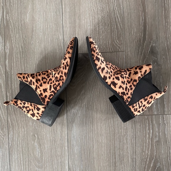 Pointed Cheetah Booties - Picture 4 of 5